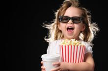 dziecko kino popcorn